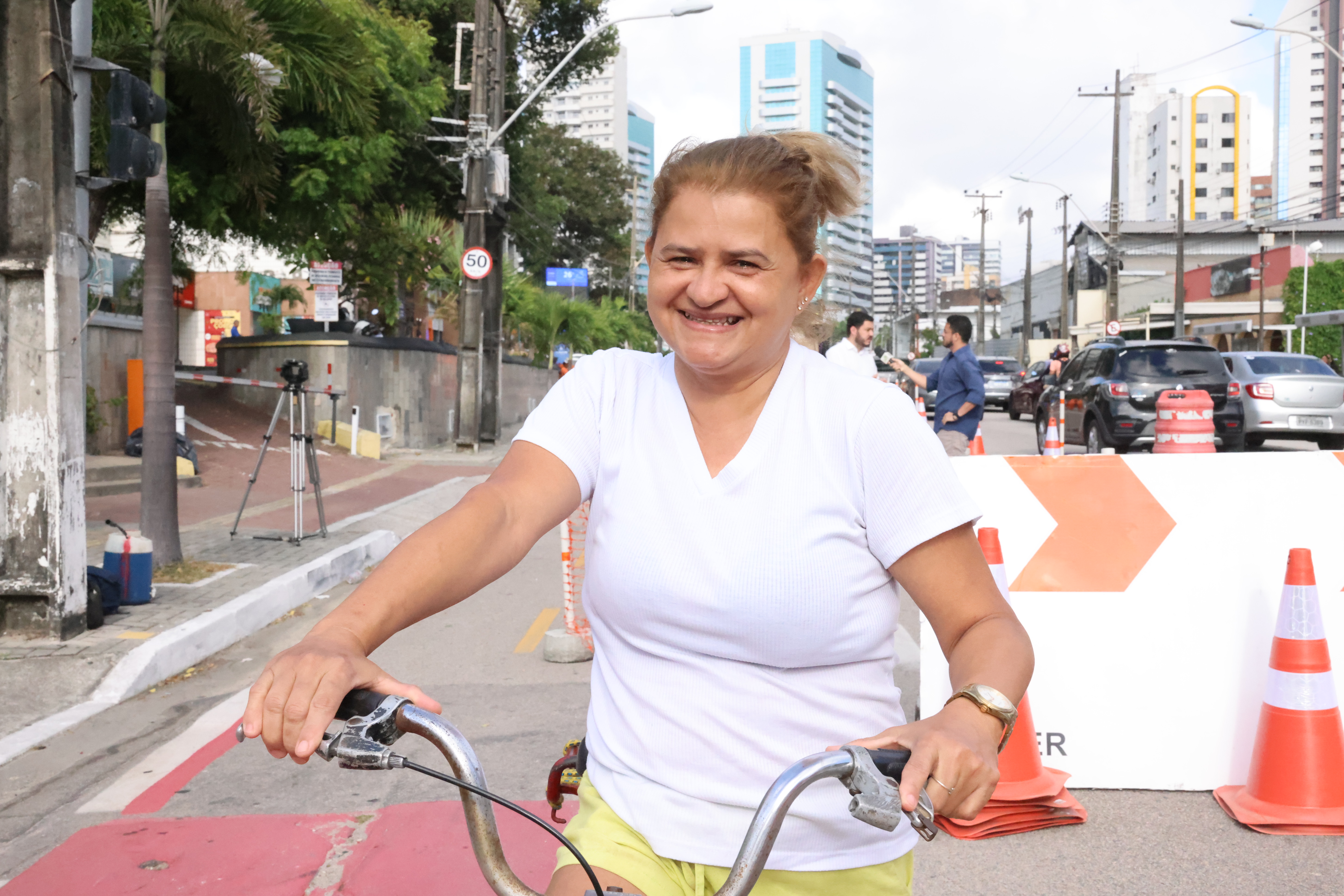 Lineuda Jardilino posa na bicicleta